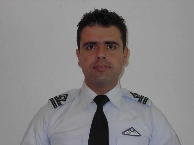 Λαοθάλασσα στην κηδεία του Επισμηναγού Νικόλαου Βασιλείου – Ράγισαν και οι πέτρες